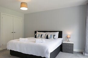 Field View 5-bed House - Free Parking