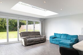 Field View 5-bed House - Free Parking