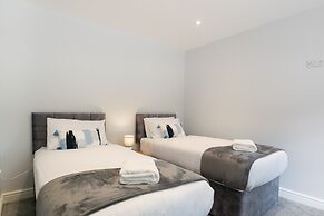 Field View 5-bed House - Free Parking