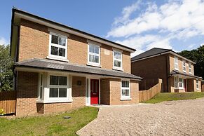 Field View 5-bed House - Free Parking