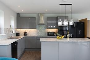 Field View 5-bed House - Free Parking