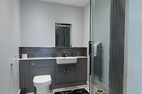 Field View 5-bed House - Free Parking