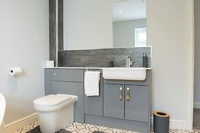 Field View 5-bed House - Free Parking