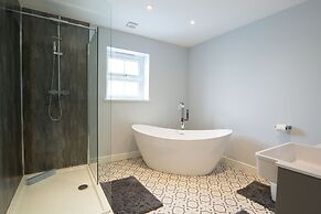 Field View 5-bed House - Free Parking