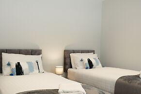 Field View 5-bed House - Free Parking