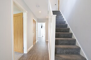 Field View 5-bed House - Free Parking