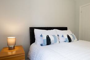 Field View 5-bed House - Free Parking