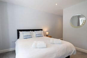 Field View 5-bed House - Free Parking