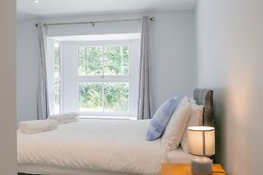 Field View 5-bed House - Free Parking