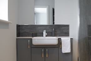 Field View 5-bed House - Free Parking