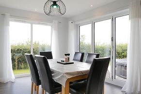 Field View 5-bed House - Free Parking