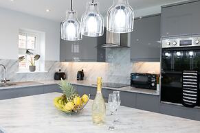 Field View 5-bed House - Free Parking