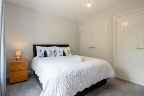 Field View 5-bed House - Free Parking