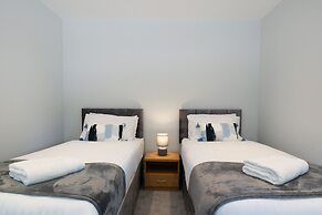 Field View 5-bed House - Free Parking