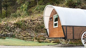 Gapyeong Dalmeong Pool Villa Glamping