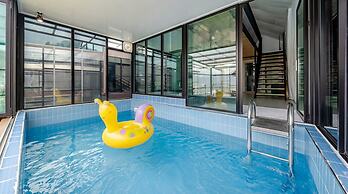Gapyeong Dalmeong Pool Villa Glamping