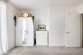 Impeccable 2-bed Apartment in Wembley