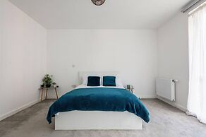 Impeccable 2-bed Apartment in Wembley