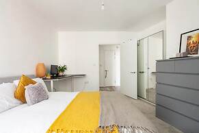 Impeccable 2-bed Apartment in Wembley