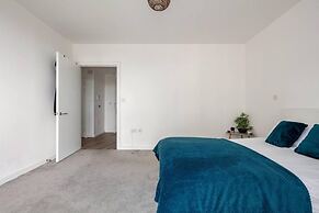 Impeccable 2-bed Apartment in Wembley