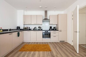 Impeccable 2-bed Apartment in Wembley