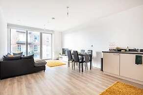 Impeccable 2-bed Apartment in Wembley