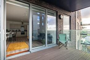 Impeccable 2-bed Apartment in Wembley