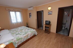 Apartments and Rooms Dino