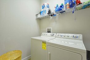 Private Oasis With Pool & Spa- 3400clr 4 Bedroom Home by RedAwning