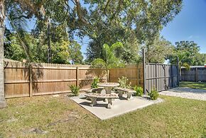 Tampa Studio w/ Shared Backyard ~ 4 Mi to Downtown