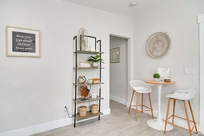 Tampa Studio w/ Shared Backyard ~ 4 Mi to Downtown