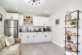 Tampa Studio w/ Shared Backyard ~ 4 Mi to Downtown