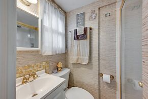 Pet-friendly Great Neck Home ~ 1 Mi to Kings Point