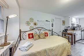 Pet-friendly Great Neck Home ~ 1 Mi to Kings Point