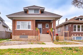 Chic Forest Park Home w/ Patio - 10 Mi to Chicago