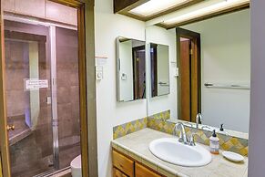 Ketchum Condo w/ Deck < 1 Mi to Sun Valley Resort!