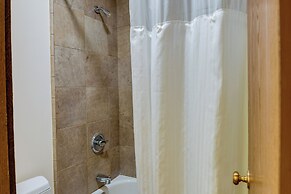 Ketchum Condo w/ Deck < 1 Mi to Sun Valley Resort!