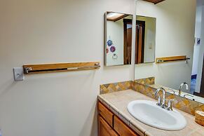 Ketchum Condo w/ Deck < 1 Mi to Sun Valley Resort!