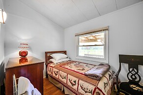 Cozy Huntingdon Escape: 19 Mi to Penn State Univ!