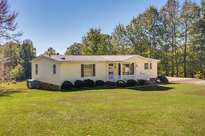 Prosperity Vacation Rental ~ 1 Mi to Lake Murray!