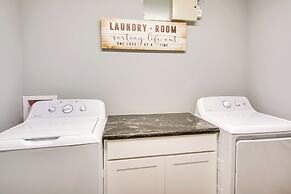 Lake Charles Home w/ Gas Grill & Fenced-in Yard!