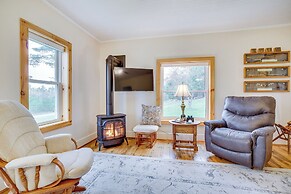 Lovely Rural Hixton Farmhouse w/ Porch & Fire Pit!