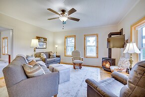 Lovely Rural Hixton Farmhouse w/ Porch & Fire Pit!