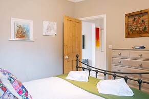 Inviting 1BD Flat - 20 Mins to Brighton Beach!