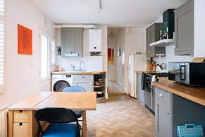 Inviting 1BD Flat - 20 Mins to Brighton Beach!