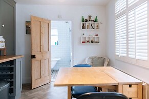 Inviting 1BD Flat - 20 Mins to Brighton Beach!