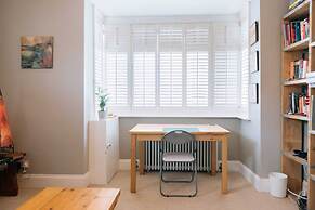 Inviting 1BD Flat - 20 Mins to Brighton Beach!