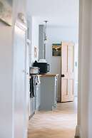 Inviting 1BD Flat - 20 Mins to Brighton Beach!