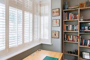 Inviting 1BD Flat - 20 Mins to Brighton Beach!