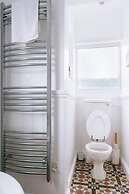 Inviting 1BD Flat - 20 Mins to Brighton Beach!